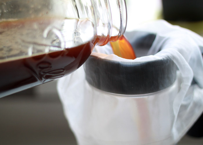 Lọc bỏ bã cà phê và thưởng thức cà phê Cold Brew